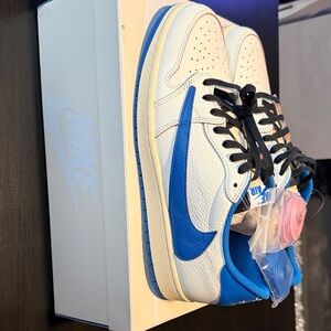 Nike Travis White and Blue Low-Top Sneakers 13M